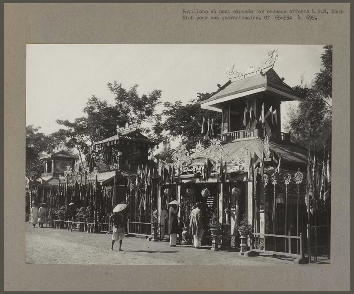 Một khu nhà trưng bày tặng vật. Theo các sử gia đương thời, ngày lễ này được tổ chức rất lớn và tốn kém.