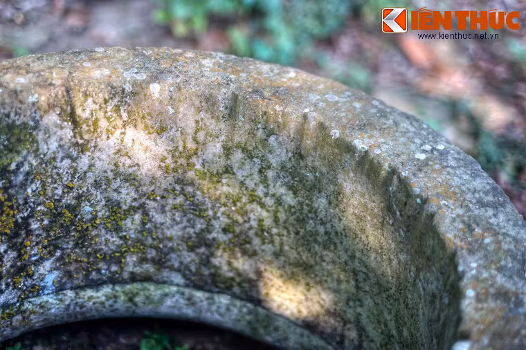 Mặt trong miệng giếng có các rãnh mòn do người xưa dùng dây kéo nước lâu ngày tạo nên.