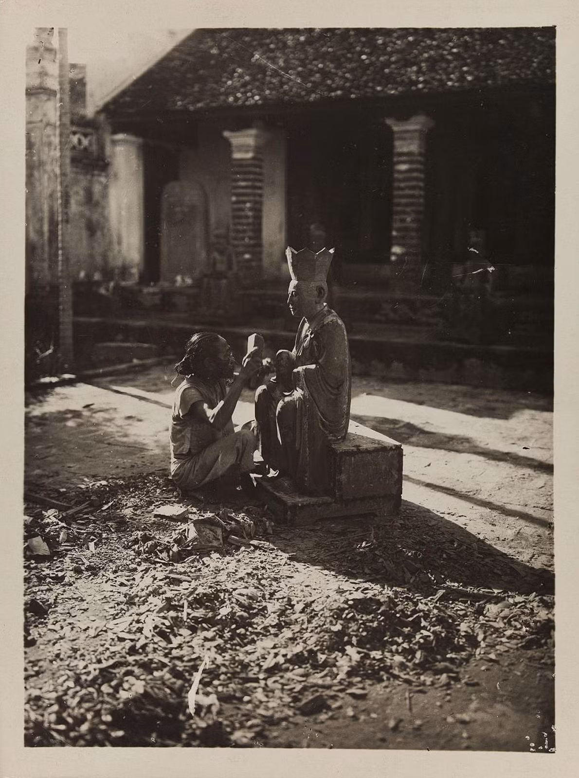 Làm tượng thờ ở Yên Sở, tỉnh Hà Đông (nay thuộc quận Hoàng Mai, Hà Nội). Ảnh: Paris.fr.