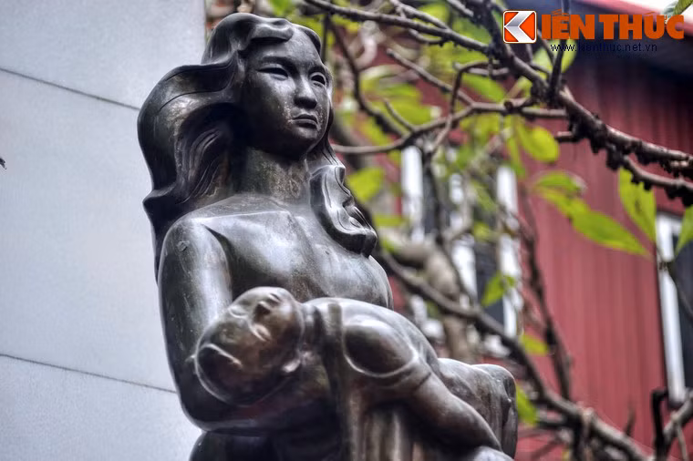 Đến năm 1997, bức tượng bằng xi măng được thay thế bằng bức tượng đúc bằng đồng theo nguyên mẫu cũ. Bức tượng xi măng được chuyển vào trưng bày trong nhà lưu niệm.