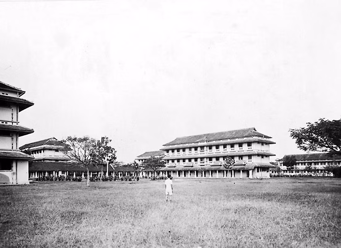 Sân trong của trường được dùng làm sân tập thể dục thể thao cho học sinh. Ảnh tư liệu.