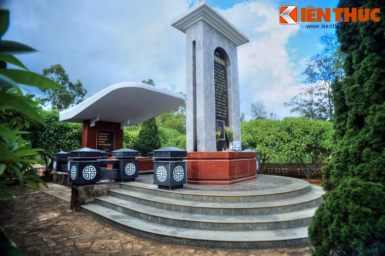 Mộ cụ Huỳnh được lập năm 1947 và trải qua các đợt trùng tu vào năm 1959, 1971 và 1994. Khuôn viên mộ rộng rãi, thoáng đãng với nhiều cây xanh, nền được lát đá phẳng phiu.