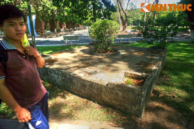 Về nguồn gốc ngôi mộ, có giai thoại kể rằng đây là nơi an nghỉ của một thương gia người Hoa. Sau khi người này mất, các con cháu đã chôn theo một thiếu nữ theo thuật trấn yểm cổ truyền để có người theo hầu và bảo vệ mộ phần không bị xâm phạm.