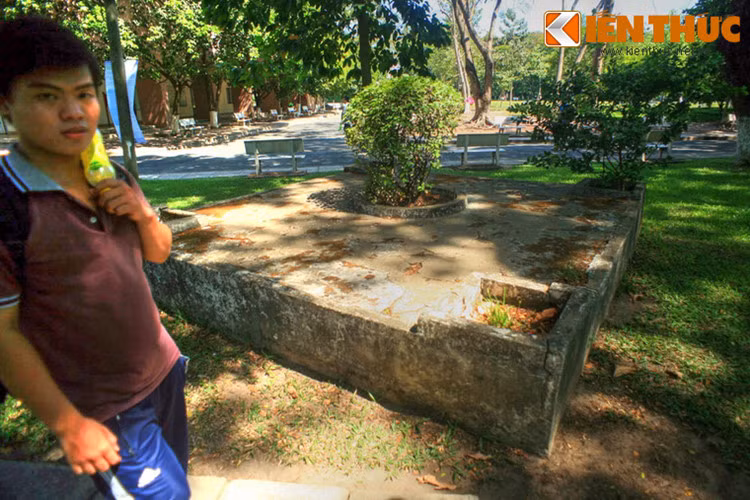 Về nguồn gốc ngôi mộ, có giai thoại kể rằng đây là nơi an nghỉ của một thương gia người Hoa. Sau khi người này mất, các con cháu đã chôn theo một thiếu nữ theo thuật trấn yểm cổ truyền để có người theo hầu và bảo vệ mộ phần không bị xâm phạm.