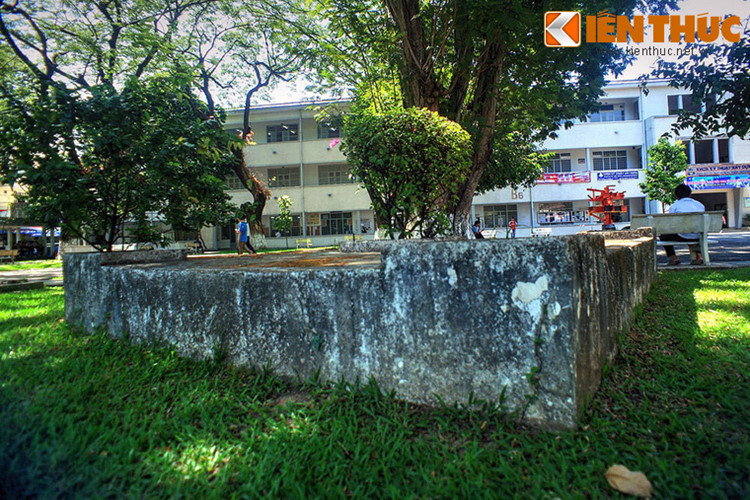 Xung quanh sự tồn tại khó hiểu của ngôi mộ này là những lời đồn đại rùng rợn về những lần giải tỏa mộ bất thành nhiều thập niên trước. Do không thể di dời, cũng không thể để nguyên ngôi mộ như thế giữa sân trường nên người ta đã dùng gạch đắp lên mộ, ngụy trang thành một bồn hoa.