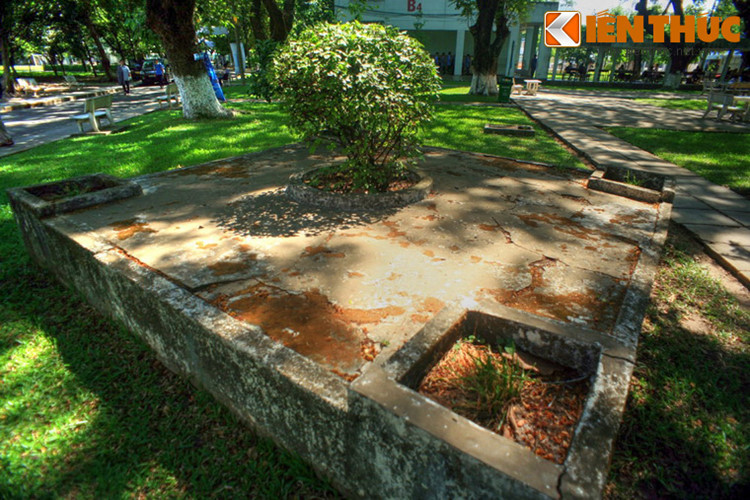 Mộ không còn hình dáng nguyên bản mà đã được xây đắp thêm cho giống một bồn hoa hình khối vuông, mỗi cạnh dài khoảng 2,5m, cao khoảng 50cm. Bốn góc mộ là bốn hố vuông, chính giữa là một hố tròn được đổ đất để có thể trồng cây.