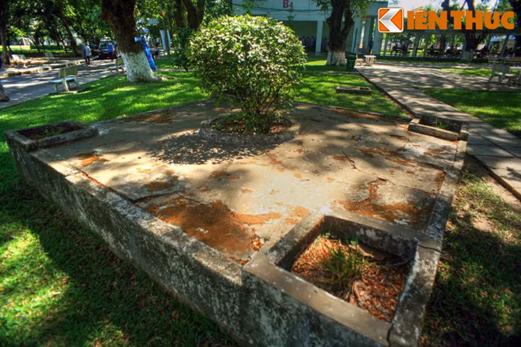 Mộ không còn hình dáng nguyên bản mà đã được xây đắp thêm cho giống một bồn hoa hình khối vuông, mỗi cạnh dài khoảng 2,5m, cao khoảng 50cm. Bốn góc mộ là bốn hố vuông, chính giữa là một hố tròn được đổ đất để có thể trồng cây.