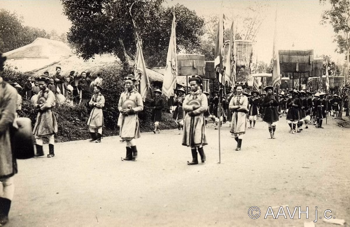 Dân chúng đứng bên đường quan sát đám rước.