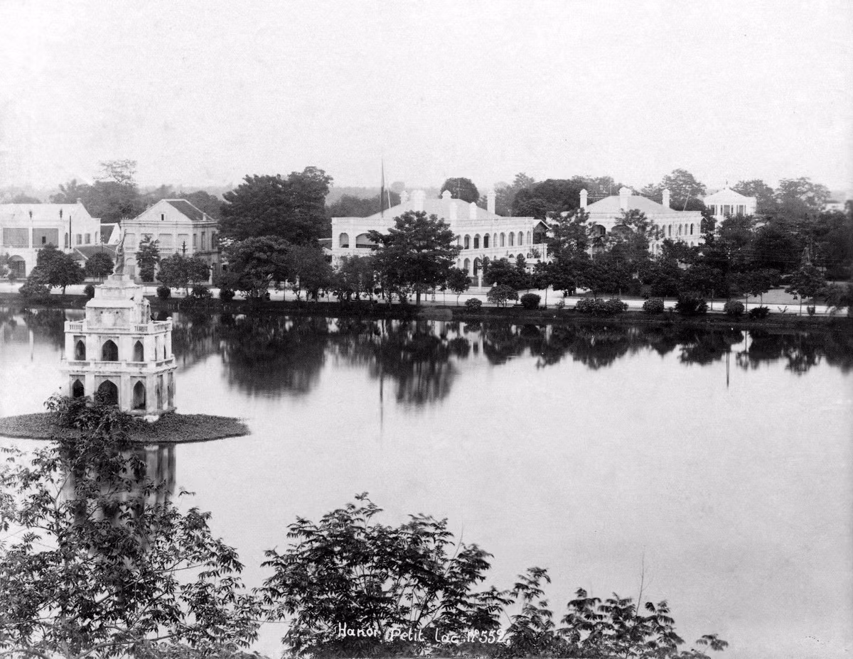 Tháp rùa ở hồ Gươm với tượng Nữ thần Tự Do trên nóc, Hà Nội những năm 1890. Ảnh tư liệu.