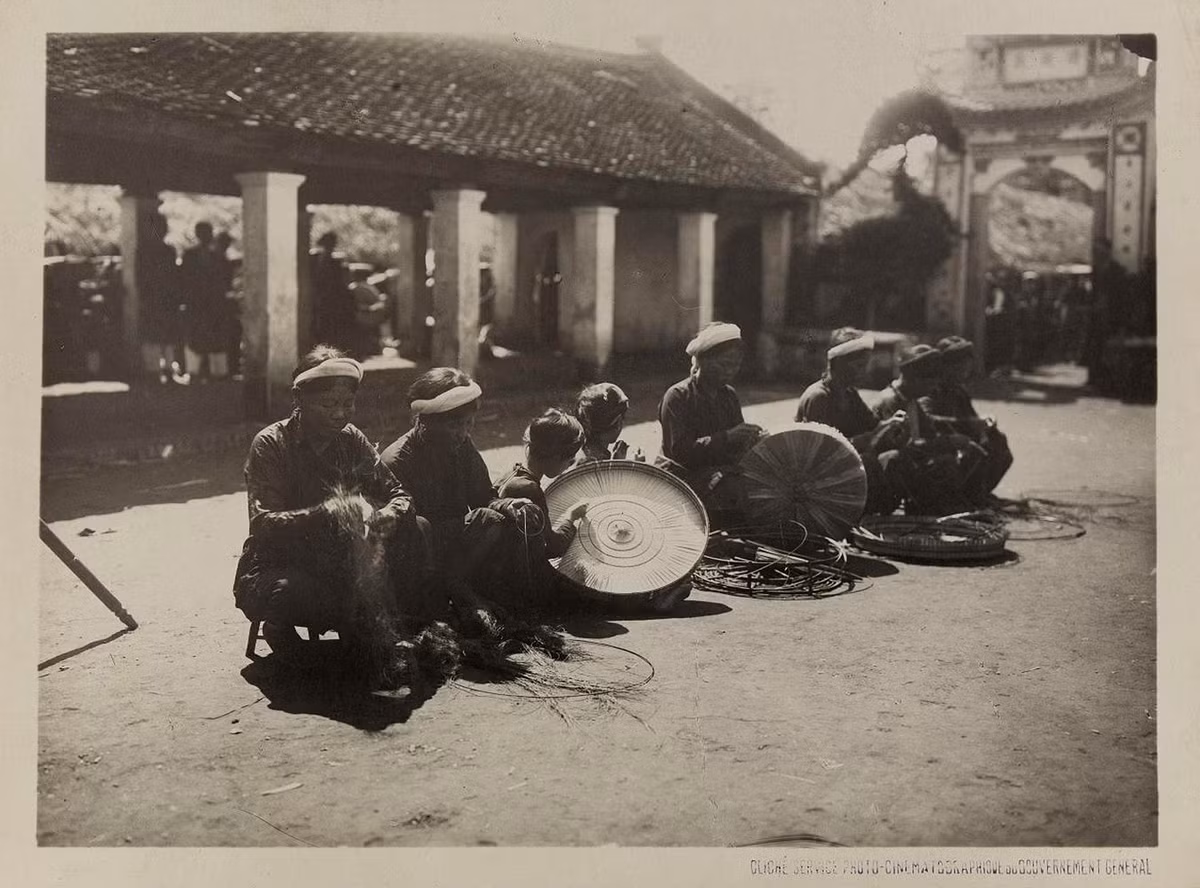 Làm nón quai thao ở làng Chuông, tỉnh Hà Đông (nay thuộc huyện Thanh Oai, Hà Nội). Ảnh: Paris.fr.