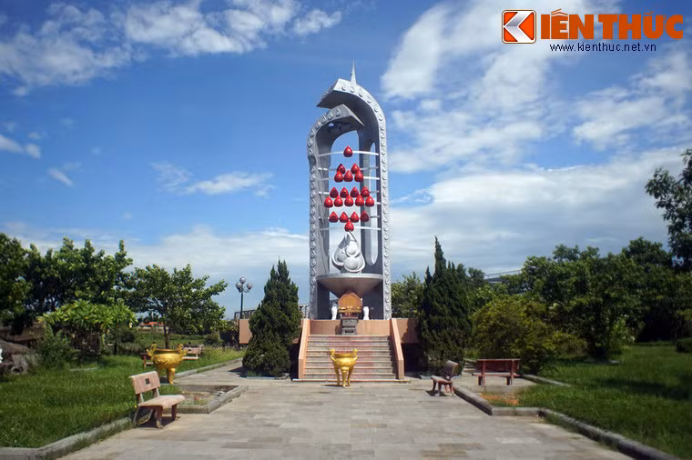 Ngược dòng lịch sử, rạng sáng mùng 10/4/1972, một trung đội giải phóng mang tên Trung đội trưởng Mai Quốc Ca đã nhận nhiệm vụ chiếm giữ và đánh sập cầu Quảng Trị (nay là cầu Thạch Hãn) nhằm cắt đường viện trợ của địch để các cánh quân của ta tiêu diệt lực lượng chính của địch chiến trường Quảng Trị.