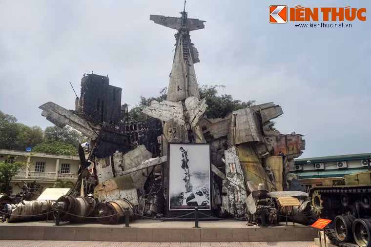 "Nấm mồ" máy bay Pháp - Mỹ là một khu trưng bày ngoài trời đặc biệt của Bảo tàng Lịch sử Quân sự Việt Nam tại Hà Nội.