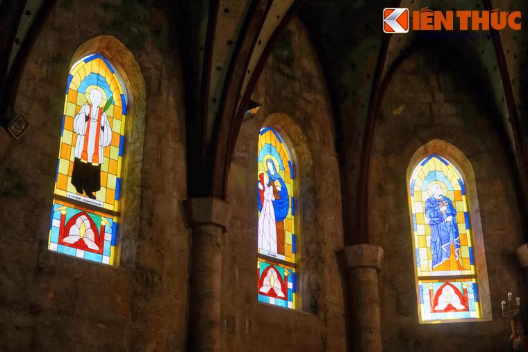 Các ô kính màu lung linh huyền ảo khi ánh nắng chiếu vào.