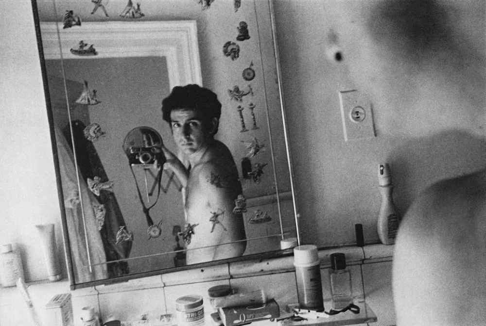 Ảnh tự sướng qua gương của Danny Lyon, thành phố New York năm 1969. Ảnh: Vintag.