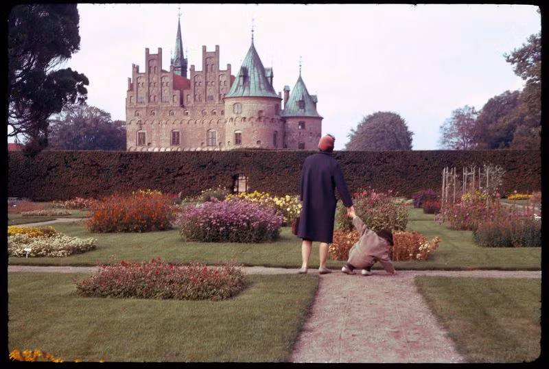 Hai mẹ con trong vườn hoa của lâu đài Egeskov. Ảnh: Vintag.