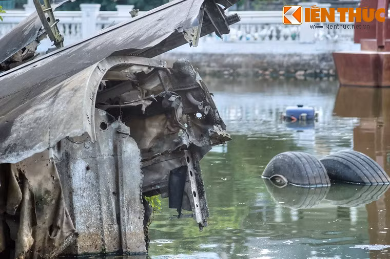 Với xác chiếc B-52 nằm trong lòng, hồ Hữu Tiệp có thêm một tên gọi mới là “Hồ B-52”.