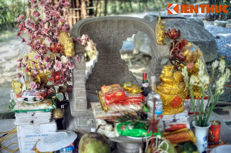 Gần tượng rùa có chiếc ngai nhỏ bằng đá.