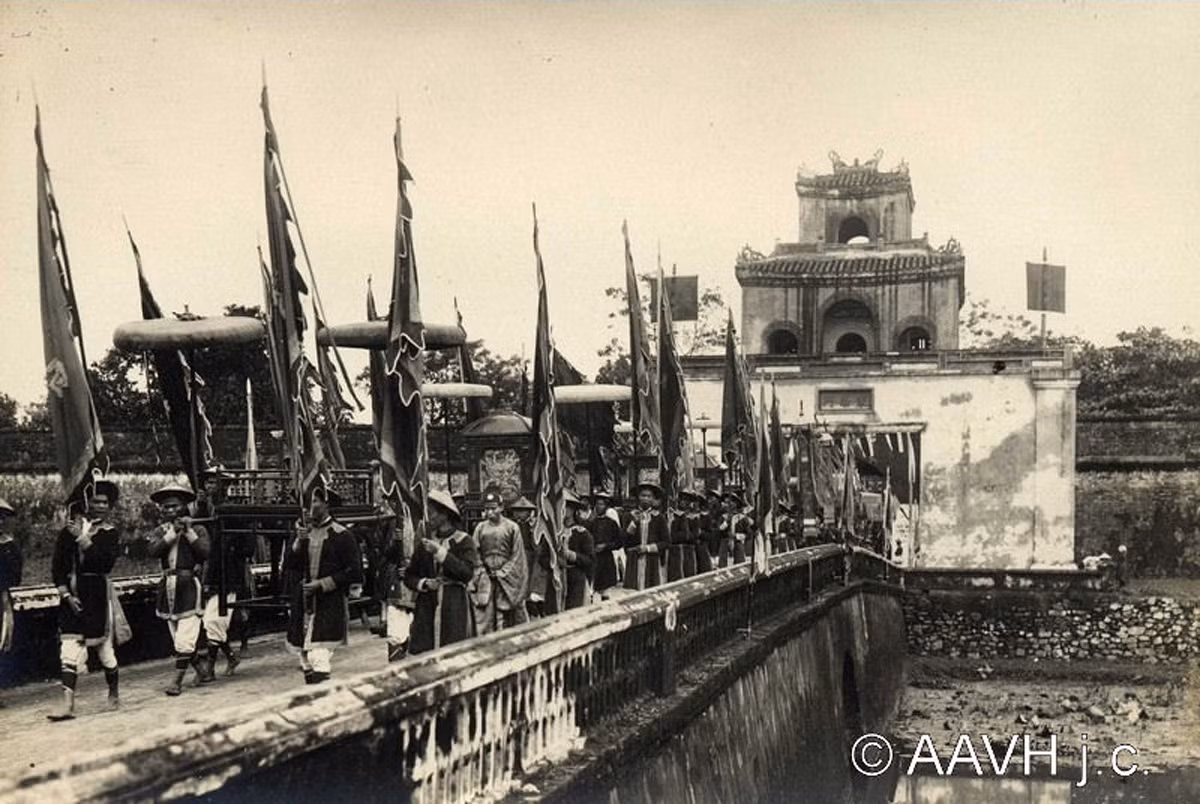 Đoàn xa giá đi qua cổng Thượng Tứ ở Đông Nam kinh thành.