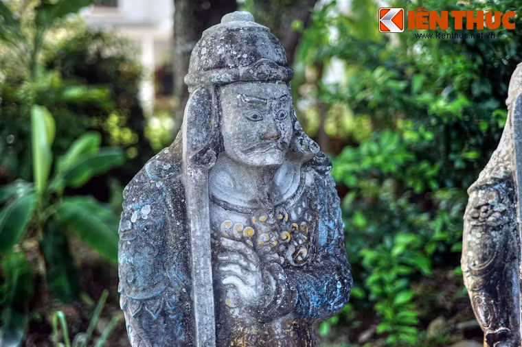 Các bức tượng này được tạo tác cầu kỳ và sinh động với giáp trụ, vũ khí (gươm) được mô tả chi tiết, mang những nét điển hình của nghệ thuật điêu khắc thế kỷ 18.