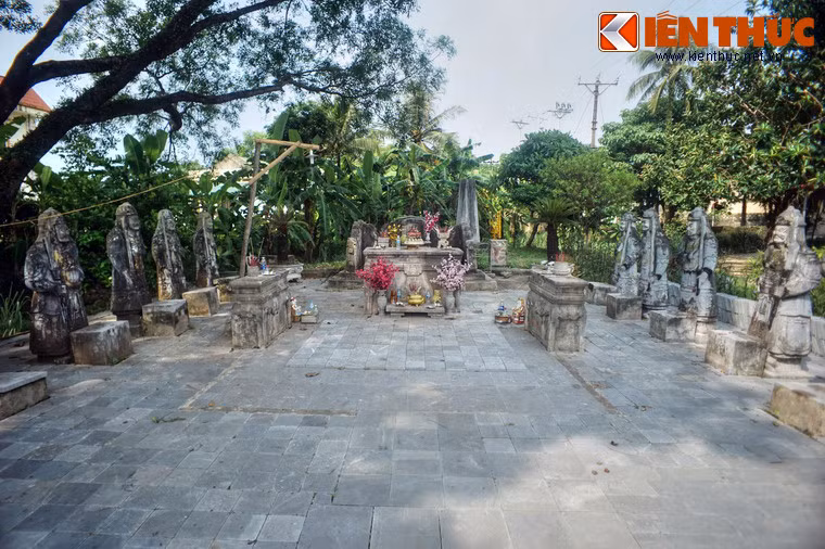 Theo sử sách, Quận Mãn Lê Trung Nghĩa xuất thân trong một gia đình nghèo khó đến nỗi phải trốn làng bỏ đi để không phải làm theo nhưng tục lệ của làng. Sau thời gian lưu lạc khỏi làng, ông đã đi lính cho triều đình được chọn làm quân cấm vệ và tình nguyện bị “hoạn” để phục vụ trong cung.