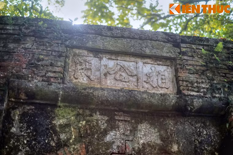 Trên cổng có khắc ba chữ "Tướng công môn" bằng đá trắng.