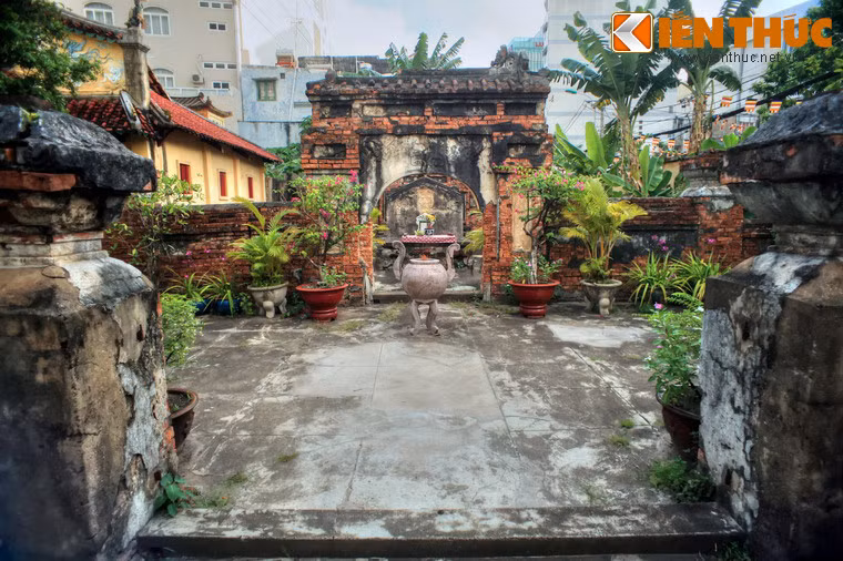 3. Nằm ở số 41 Nguyễn Thị Huỳnh, phường 8, quận Phú Nhuận, TP.HCM, lăng Trương Tấn Bửu là nơi yên nghỉ của Long Vân Hầu Trương Tấn Bửu, một trong Ngũ hổ tướng Gia Định xưa. Lăng nằm trong khuôn viên rộng hơn 2.300m2, có tường bao được xây bằng ô dước và gạch thức.