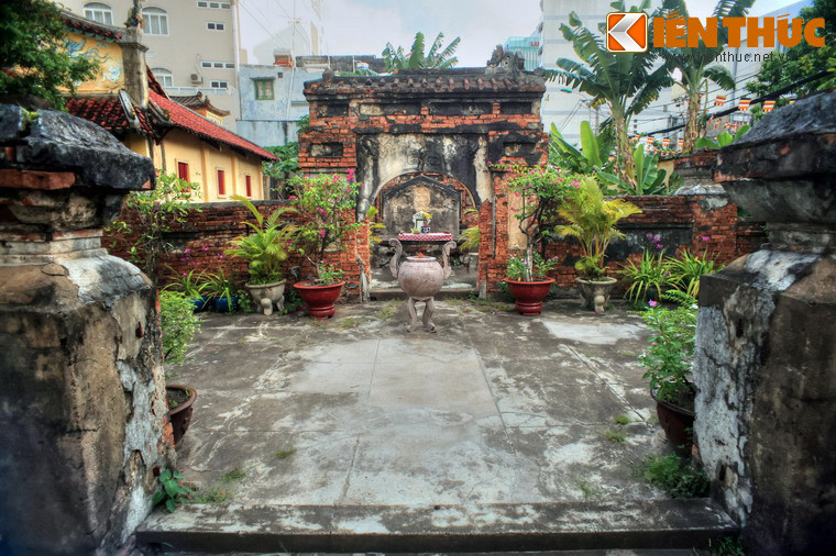 3. Nằm ở số 41 Nguyễn Thị Huỳnh, phường 8, quận Phú Nhuận, TP.HCM, lăng Trương Tấn Bửu là nơi yên nghỉ của Long Vân Hầu Trương Tấn Bửu, một trong Ngũ hổ tướng Gia Định xưa. Lăng nằm trong khuôn viên rộng hơn 2.300m2, có tường bao được xây bằng ô dước và gạch thức.