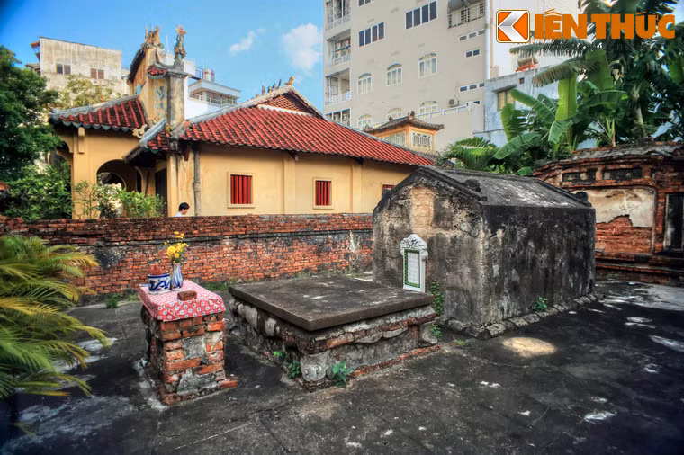 Mộ phần tướng Trương Tấn Bửu có dạng như ngôi nhà, dài hơn 3m, chiều ngang khoảng 2m, cao hơn 2m, được xây bằng ô dước (hợp chất gồm vôi, cát giấy do, than hoạt tính, mật đường).