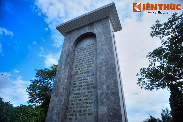 Mặt sau của bia khắc những lời ngợi ca lòng yêu nước, sự liêm chính và đức hi sinh của nhà cách mạng lỗi lạc.