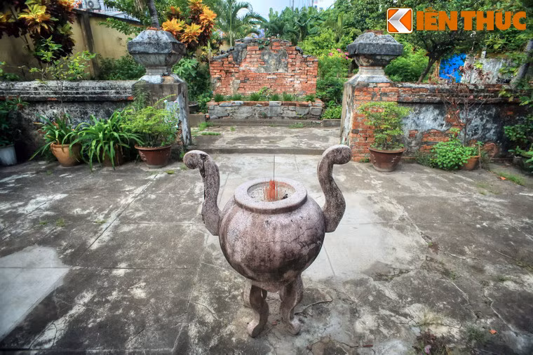 Bên cạnh đó, lăng cũng là một di tích lịch sử cách mạng của địa phương. Trước Cách mạng tháng Tám và trong những ngày đầu Nam bộ kháng chiến, lăng Trương Tấn Bửu chính là cơ sở của đội Cảm tử quân Phú Nhuận.