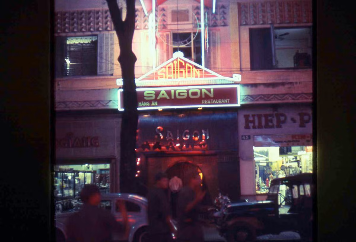 Nhà hàng Sài Gòn trên đường Tự Do (Đồng Khởi). Ảnh: Tom Twitty.
