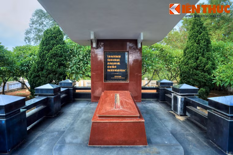 Sau năm 1945, cụ được Chủ tịch Hồ Chí Minh mời ra Hà Nội làm việc, từng giữ nhiều chức vụ quan trọng như: Bộ trưởng Bộ Nội vụ, Quyền Chủ tịch nước Việt Nam Dân chủ Cộng hòa. Cuối năm 1946, cụ là đặc phái viên của chính phủ vào cơ quan Uỷ ban Kháng chiến Hành chính Nam Trung Bộ tại huyện Nghĩa Hành, tỉnh Quảng Ngãi.