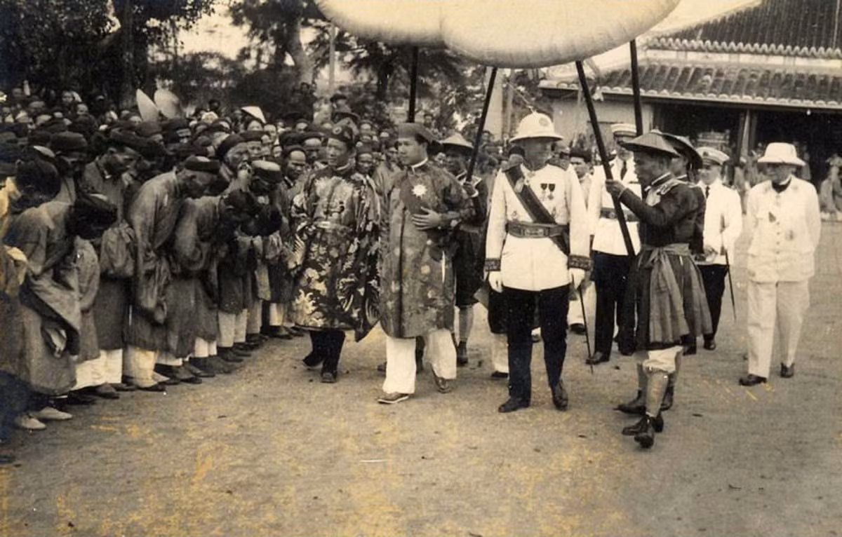 Các quan trong tỉnh đón vua Bảo Đại tại Hành cung ở Hội An. Ảnh: Sogny-Marien.