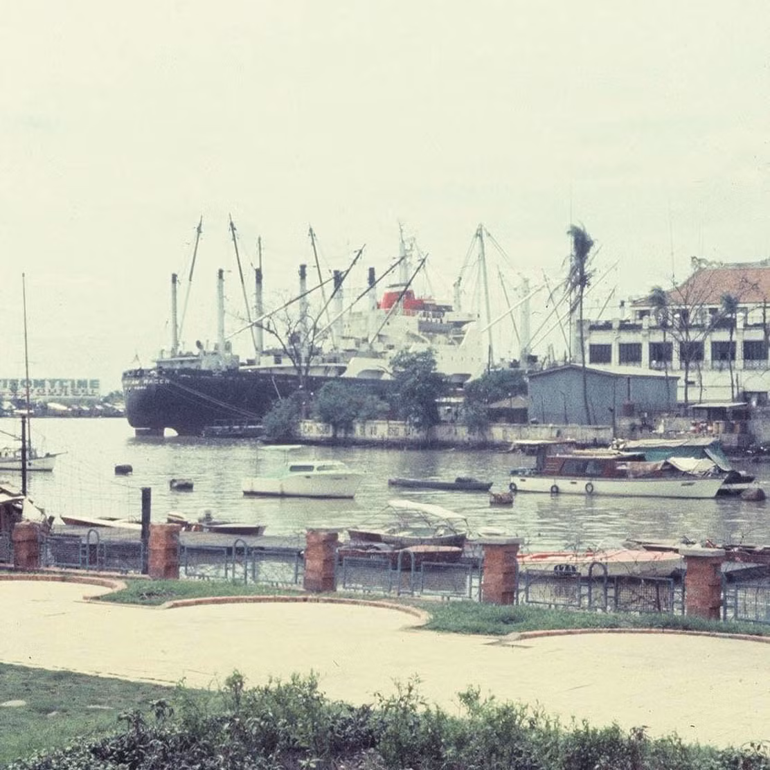 Cửa rạch Bến Nghé và Nhà Rồng. Ảnh: Tom Twitty.