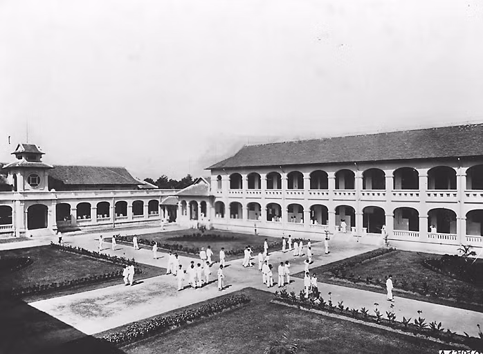 Sân danh dự nằm giữa các tòa nhà ở trung tâm. Ảnh tư liệu.