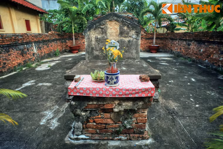 Sau cửa là khu vực mộ với diện tích13m X 8,6m. Công trình đầu tiên ở đây là bệ thờ kích thước dài 1,08m, rộng 0,54m, cao 0,82m.