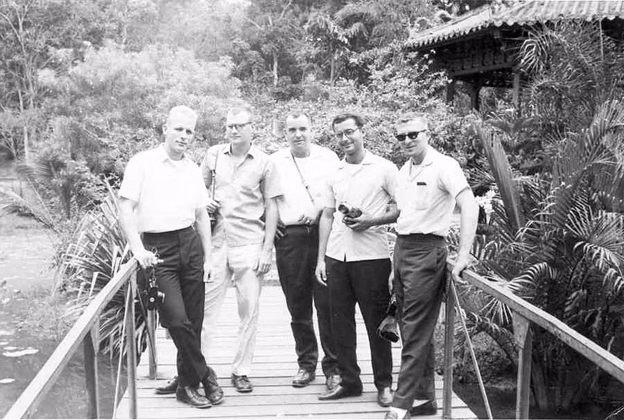 Bức ảnh này được chụp trên cây cầu bắc qua hồ nước của Thảo Cầm Viên. Ảnh: Ken Hoggard.