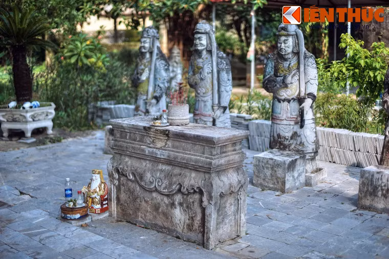 Trước mỗi hàng tượng có một bàn thờ bằng đá.