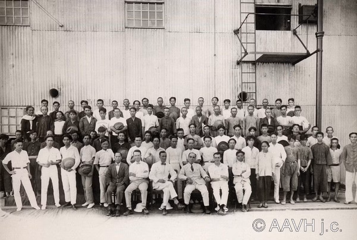 Toàn bộ nhân viên của nhà máy lúa gạo Denis Frères ở Chợ Lớn chụp ảnh lưu niệm năm 1925. Ảnh: AAVH.