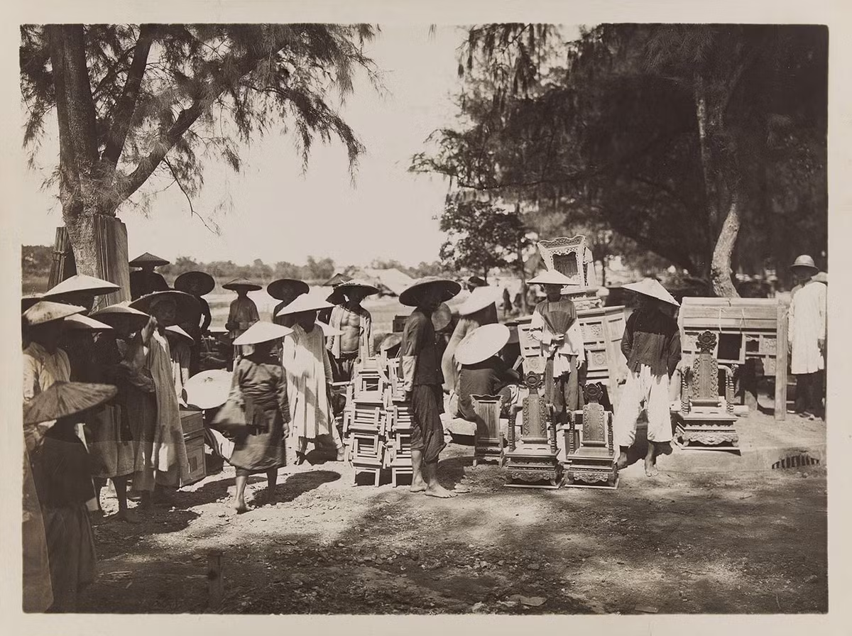 Chợ đồ gỗ họp gần bến sông ở Vinh, Nghệ An. Ảnh: Paris.fr.