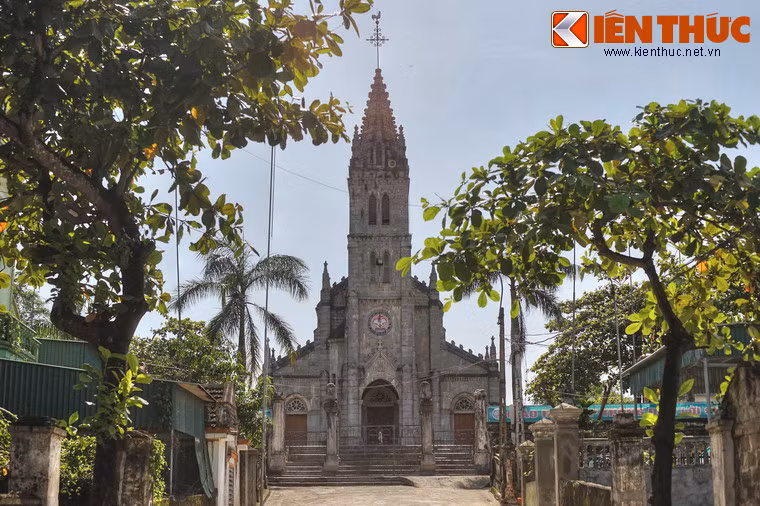 Ngoài nhà thờ đá Phát Diệm ở Ninh Bình, ít ai biết rằng, Nghệ An cũng có một nhà thờ đá cổ rất đẹp. Đó là nhà thờ đá Bảo Nham, tọa lạc tại xã Bảo Thành, huyện Yên Thành.