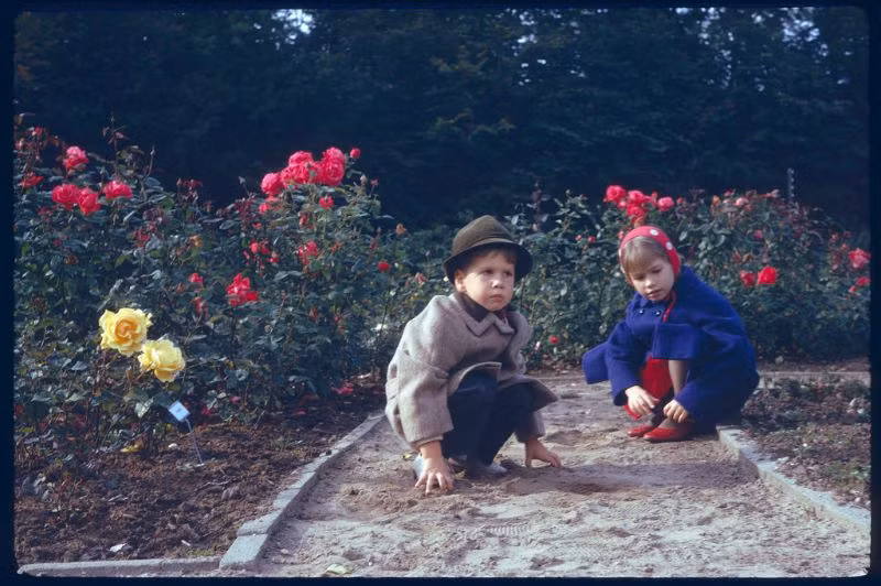 Trẻ em trong công viên xung quanh lâu đài Egeskov ở đảo Funen. Ảnh: Vintag.