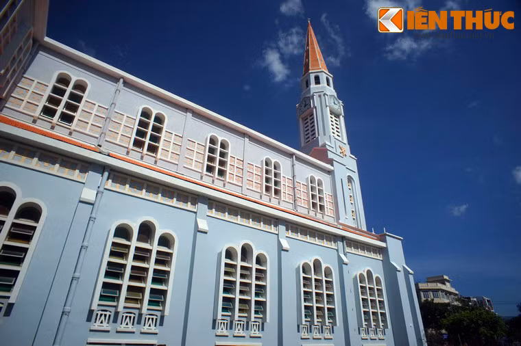 Với sức chứa lên đến 1.500 người, nhà thờ Nhọn Quy Nhơn là một trong những nhà thờ có quy mô lớn của Việt Nam.