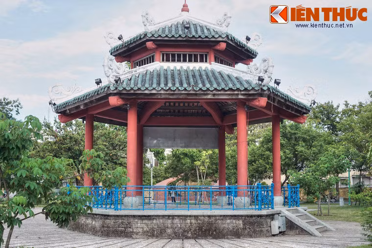 Nhà kèn được xây dựng theo dạng kiến trúc hình lục giác, có hai tầng mái. Dù là công trình kiểu phương Tây, nhà kèn được thiết kế với nhiều đường nét kiến trúc cung đình để phù hợp với không gian văn hóa Huế.