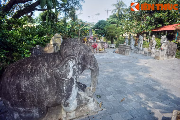 Toàn bộ mặt sân của lăng được lát đá, hai bên là hai hàng tượng đá đứng chầu, mỗi bên có năm vị quan văn, năm vị quan võ, một đôi ngựa và một đôi voi.