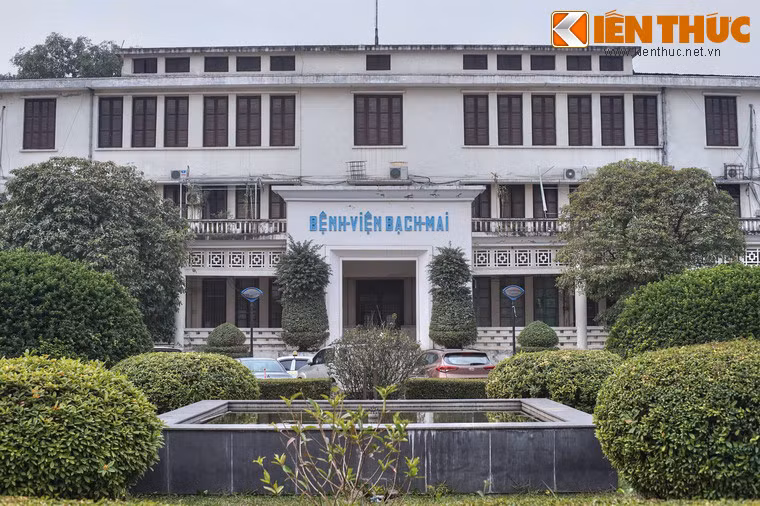 Ông Đỗ Doãn Đại, Giám đốc bệnh viện giai đoạn 1969 – 1982, nhân chứng vụ ném bom hủy diệt hồi tưởng: "Bạch Mai khi ấy làm nhiệm vụ cấp cứu cho cả vùng phía Nam và các tỉnh từ Hà Nam về Hà Nội, vì vậy Mỹ đã đánh bom bệnh viện không chỉ để uy hiếp tinh thần cán bộ nhân viên mà còn cả người dân thủ đô".