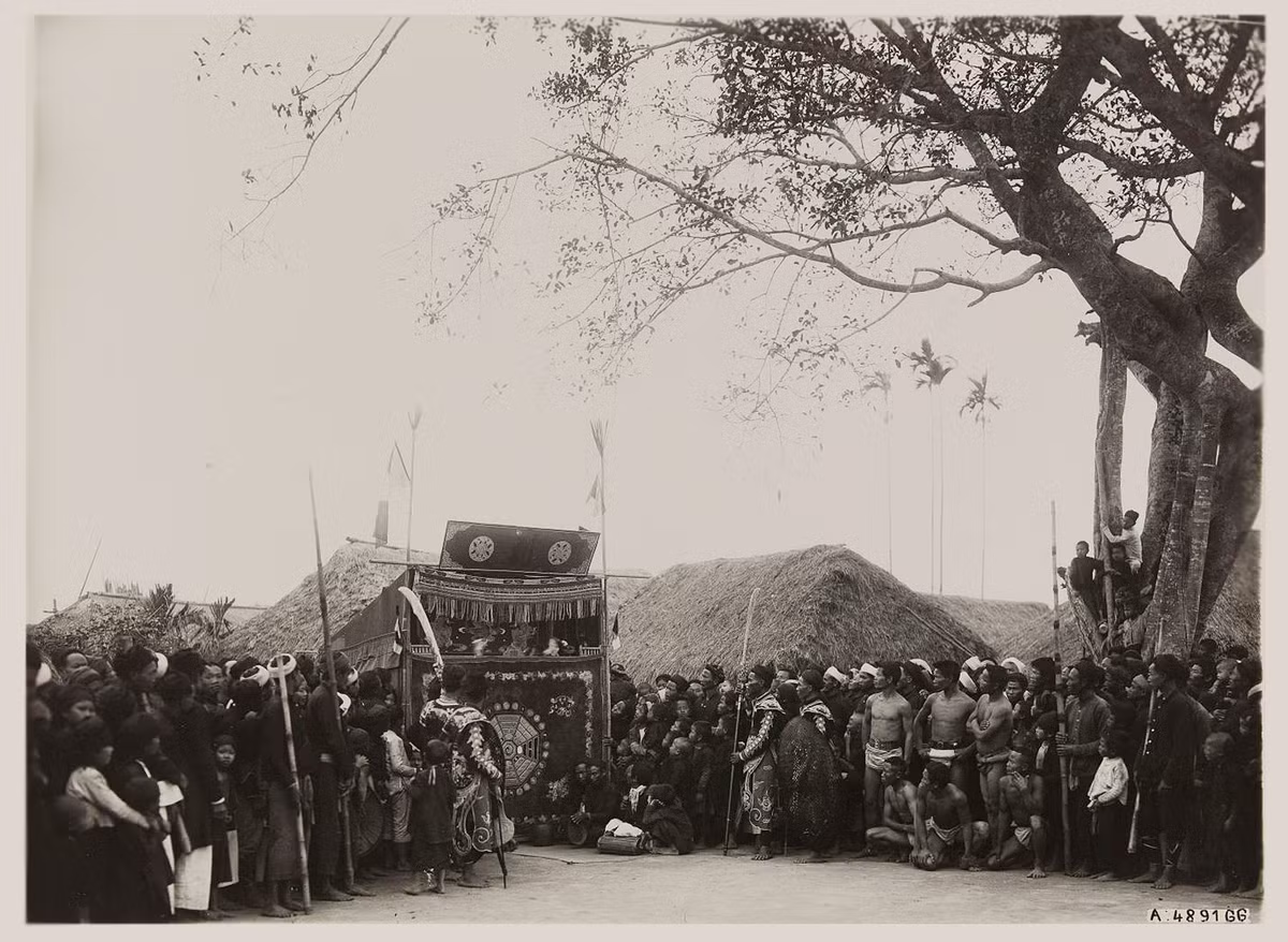 Múa rối trong lễ hội làng Bình Cách, tỉnh Thái Bình, 1928. Ảnh: Paris.fr.