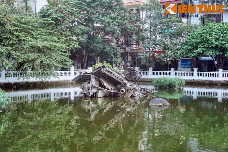 Theo lời kể của người làng Ngọc Hà, cú rơi của chiếc máy bay tạo ra một cột lửa bốc lên ngùn ngụt, sáng rực cả một vùng. Nước hồ Hữu Tiệp trào ra nóng bỏng làm cá chết hàng loạt.