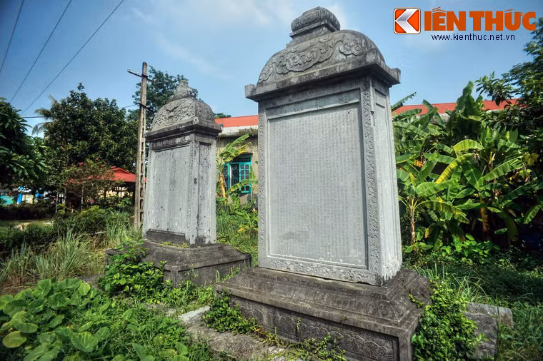 Bốn tấm bia đá này ghi lại tiểu sử của Mãn Quận công, tên các làng cúng tế, địa giới, điện tích đất xưa kia của 9 làng và nơi đặt khu lăng mộ.