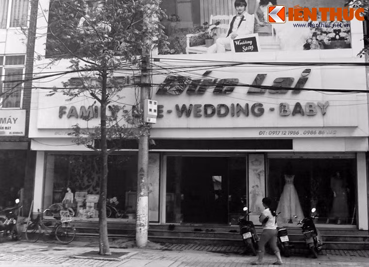  9. Hiệu ảnh Đức Lai (Hà Nội). Cụ Nguyễn Tiến Nhân bắt đầu làm ảnh từ năm 1943, mở Ba Lê ảnh viện ở Hải Dương, năm 1954-1955 về làng Lai Xá mở hiệu ảnh Đức Lai. Ngày nay, hiệu ảnh được thế hệ thứ tư là ông Nguyễn Việt Anh tiếp nối.